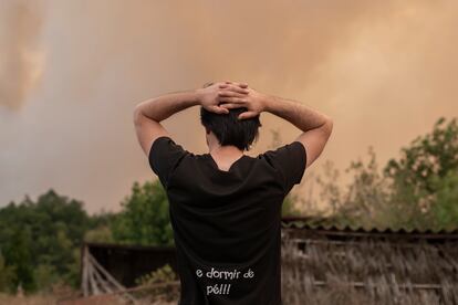 Un vecino de la zona afectada por los incendios de Lugo se echa las manos a las cabeza ante la imagen desoladora