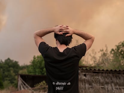 Un vecino de la zona afectada por los incendios de Lugo se echa las manos a las cabeza ante la imagen desoladora