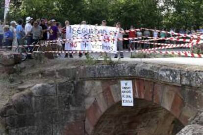 Vecinos de seis pueblos de Palencia y Burgos, a su llegada al puente de Castrejón de río Pisuerga, en la que el pasado sábado murieron 6 personas, durante la marcha convocada en protesta contra la seguridad en los puentes del Canal de Castilla que sale de la esclusa 13.