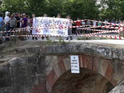 Vecinos de seis pueblos de Palencia y Burgos, a su llegada al puente de Castrejón de río Pisuerga, en la que el pasado sábado murieron 6 personas, durante la marcha convocada en protesta contra la seguridad en los puentes del Canal de Castilla que sale de la esclusa 13.