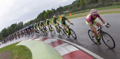 El pelotón, con Alberto Contador a la cabeza, durante la undécima etapa del Giro de Italia