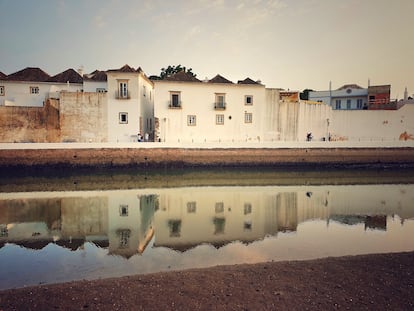 Fachadas blancas de las casas de Tavira junto al río Gilão, en el Algarve.