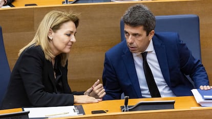 El presidente de la Generalitat, Carlos Mazón, acompañado de la vicepresidenta, Susana Camarero, en las Cortes Valencianas.