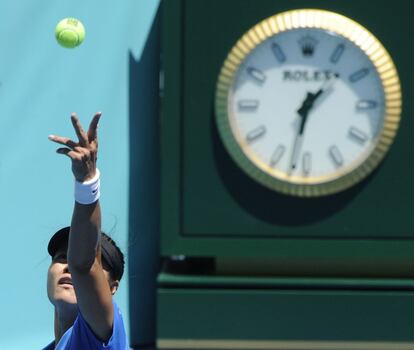 La china Na Li sirve, durante el partido en el que se impuso a la alemana Angelique Kerber (7-5, 6-4).