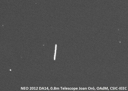 En s&oacute;lo 3 segundos el asteroide 2012 DA14 dej&oacute; esta traza por su r&aacute;pido movimiento sobre el fondo estelar en su aproximaci&oacute;n a la Tierra . Imagen CCD del Telescopio Joan Or&oacute;.