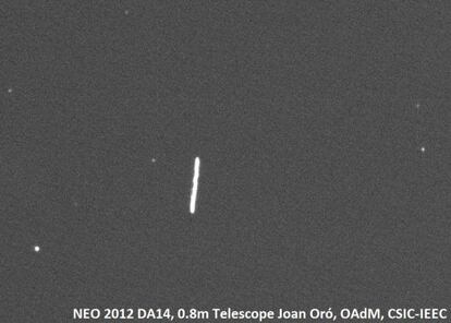 En sólo 3 segundos el asteroide 2012 DA14 dejó esta traza por su rápido movimiento sobre el fondo estelar en su aproximación a la Tierra . Imagen CCD del Telescopio Joan Oró.