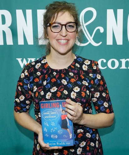 <p>Mayim Bialik, conocida primera por interpretar a Blossom y años después como Amy Farra Fowler en la serie ‘Big Bang Theory’, es la autora de un libro autobiográfico al que puso por título ‘Girling Up. How To Be Strong, Smart and Spectacular’. Publicado el pasado mes de mayo, la actriz aparece en la portada como una superhéroe y escribe en forma de guía para enseñar a las adolescentes a madurar, lidiar con las presiones escolares, los romances a primera vista y los cambios corporales. </p> <br> <p> <p> Una relato para el que se sirve de su propia experiencia así como también de sus conocimientos en neurociencia, materia que estudió en la Universidad de Los Ángeles (UCLA). Algunos de los temas de los que habla incluyen el primer beso, la primera menstruación, responsabilidades familiares, cuestiones de género, problemas de percepción del propio cuerpo así como descubrir cuál es el sitio de uno en el cuerpo. </p> <br> <p> <p>“Me han pedido que escriba libros sobre mí, pero ninguno me permitía utilizar mi perspectiva científica en el fascinante y complejo proceso de crecer como mujer en esta cultura. Espero que mi experiencia, mi perspectiva y mis conocimientos den algo de luz a las increíbles cosas que implican ser una mujer”, dice la intérprete, quien también ha escrito un libro sobre maternidad —tiene dos hijos— y cocina vegana.</p> <br> <p>