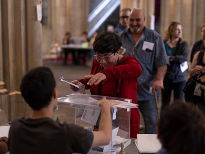 Una mujer votaba este domingo en el colegio electoral de la Universitat de Barcelona.