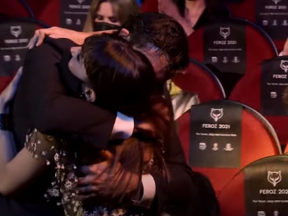 Verónica Echegui y Álex García se abrazan en los premios Feroz 2021.