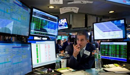 Un agente de Bolsa rodeado de pantallas de ordenador en Wall Street.