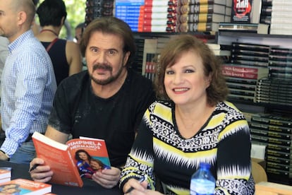 El dúo Pimpinela, durante la firma de ejemplares de su libro el pasado sábado en la Feria.