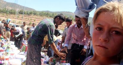 Refugiados yazidíes reciben ayuda cerca de Dohuk.