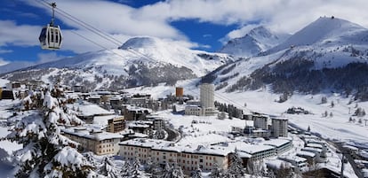 Un telecabina sobrevuela el pueblo de Sestriere.