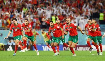 Los futbolistas de Marruecos celebran el pase a cuartos de final ante la selección española tras imponerse en la tanda de penaltis. 