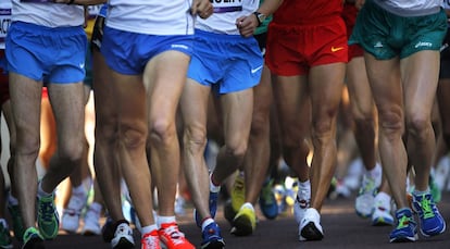 Los atletas durante la competición de los 50 kilómetros marcha.