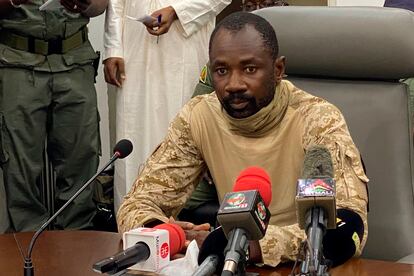 El militar Assimi Goita, que encabeza el golpe de Estado en Malí, durante una rueda de prensa el pasado miércoles en Bamako.