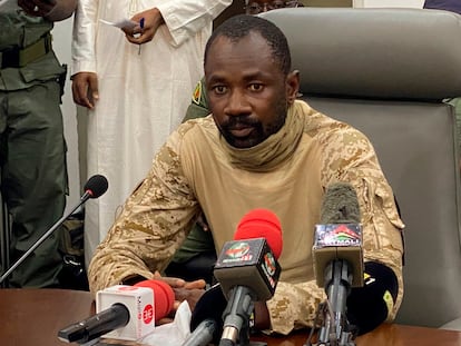 El militar Assimi Goita, que encabeza el golpe de Estado en Malí, durante una rueda de prensa el pasado miércoles en Bamako.