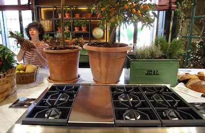 “Hemos tenido que montar todo en dos días”, cuenta Lola Beneyto Lantero desde la cocina que ha ideado para Casa Decor. Entre el mármol típico de estas estancias aparecen plantas y tapices.