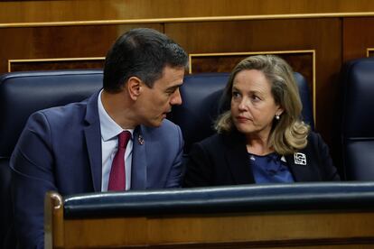 El presidente del Gobierno, Pedro Sánchez, conversa con su vicepresidenta primera y ministra de Economía, Nadia Calviño, en el pleno del Congreso.