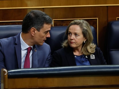 El presidente del Gobierno, Pedro Sánchez, conversa con su vicepresidenta primera y ministra de Economía, Nadia Calviño, en el pleno del Congreso.