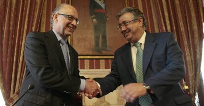 El ministro de Hacienda, Cristóbal Montoro, y el alcalde de Sevilla y Presidente del PP, Juan Ignacio Zoido, durante un acto el pasado año.