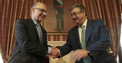 El ministro de Hacienda, Crist&oacute;bal Montoro, y el alcalde de Sevilla y Presidente del PP, Juan Ignacio Zoido, durante un acto el pasado a&ntilde;o. 