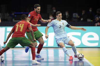 Los jugadores de Portugal le disputan el balón al español Carlos Ortiz durante la semifinal de la Eurocopa de fútbol sala.