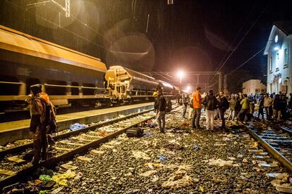Tovarnik, Croacia: miles de refugiados esperan subirse a un tren o a un autobús que les lleve a otro destino en la UE.