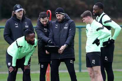Carlos Corberan, gerente del West Bromwich Albion, y Damià Abella, entrenador del equipo, revisan el entrenamiento con jugadores que demandan un iPad.