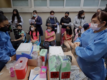 Personal médico las vacunas para un grupo de niños menores de 11 años contra el COVID-19 en Ciudad de México, el 25 de julio.