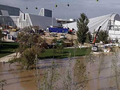 El Ebro desbordado, ayer, a su paso por la ribera del recinto de la Expo.