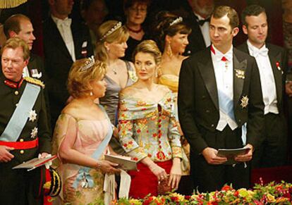 Don Felipe y Letizia, en el palco del Teatro Real de Copenhague, junto a los grandes duques de Luxemburgo (izquierda).