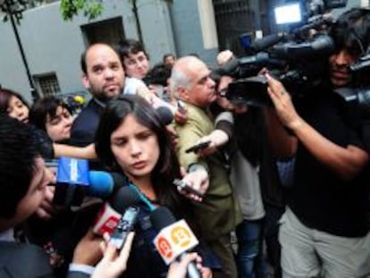 La l&iacute;der estudiantil Camila Vallejo habla a los medios a su llegada al Ministerio de Educaci&oacute;n para su reuni&oacute;n con el titular de cartera, Felipe Bulnes.