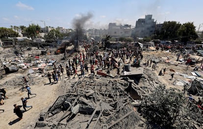 Vista panorámica de la zona atacada tras un bombardeo israelí en Al Mawasi, este sábado. 