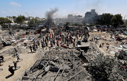 Vista panorámica de la zona atacada tras un bombardeo israelí en Al Mawasi, este sábado.