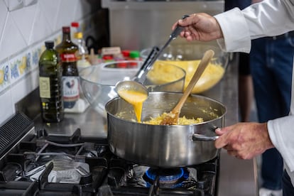 José Avillez incorpora el huevo batido a la preparación de un Bacalao a Bras-