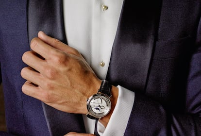 Breguet Classique Fases del Luna: en oro blanco, y combinado con una chaqueta azul noche, es tan impecable que hasta quienes le envidian serán incapaces de criticarlo. Esmoquin de Brunello Cucinelli, camisa con pechera de piqué de Mirto y botonadura de perlas del estilista.