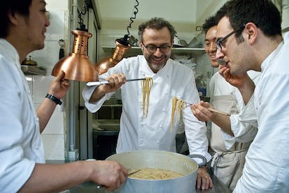 Massimo Bottura (en el centro) en la cocina de La Francescana, rodeado por algunos de sus jóvenes ayudantes.