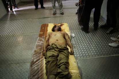 El cadáver de Gadafi en un almacén en Misrata.