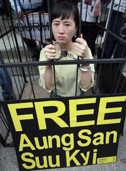 Una mujer a favor de la liberación de Aung San Suu Kyi protesta en Bangkok.