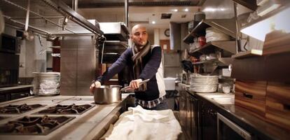 Manuel Dom&iacute;nguez en la cocina de L&uacute;a.