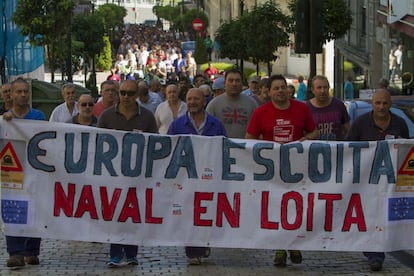 Más de 1.500 trabajadores de los astilleros de Vigo se han manifestado por las calles del centro, al grito de "naval, solución", y han confluido en el cruce de Colón y Policarpo Sanz