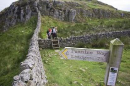 Senderistas recorriendo un tramo de la muralla de Adriano, en Inglaterra.