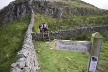 Senderistas recorriendo un tramo de la muralla de Adriano, en Inglaterra.