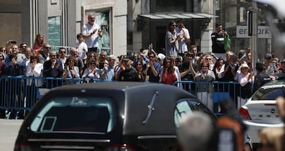 Una multitud aplaude el coche fúnebre con el féretro de Alfredo Pérez Rubalcaba tras su salida del Congreso de los Diputados. 