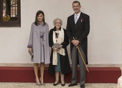 Los Reyes flanquean a la poeta Ida Vitale,este martes, tras la entrega del Premio Cervantes.