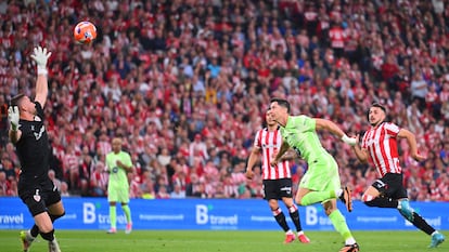 Robert Lewandowski hace una vaselina ante Unai Simón para marcar el primer gol del Barcelona ante el Athletic.