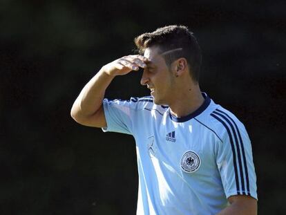 Özil, en un entrenamiento con la selección alemana