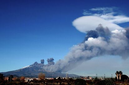 El humo de la erupción se extiende de forma caprichosa sobre Catania.