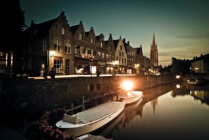 Atardecer en el canal de Dijver, en Brujas.